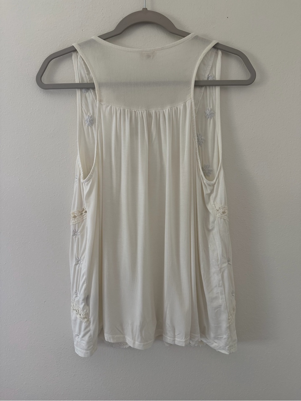 POL Sweet Lovely One Floral Embroidery Flowy Boho Chic Neutral Tank size medium - Picture 9 of 11